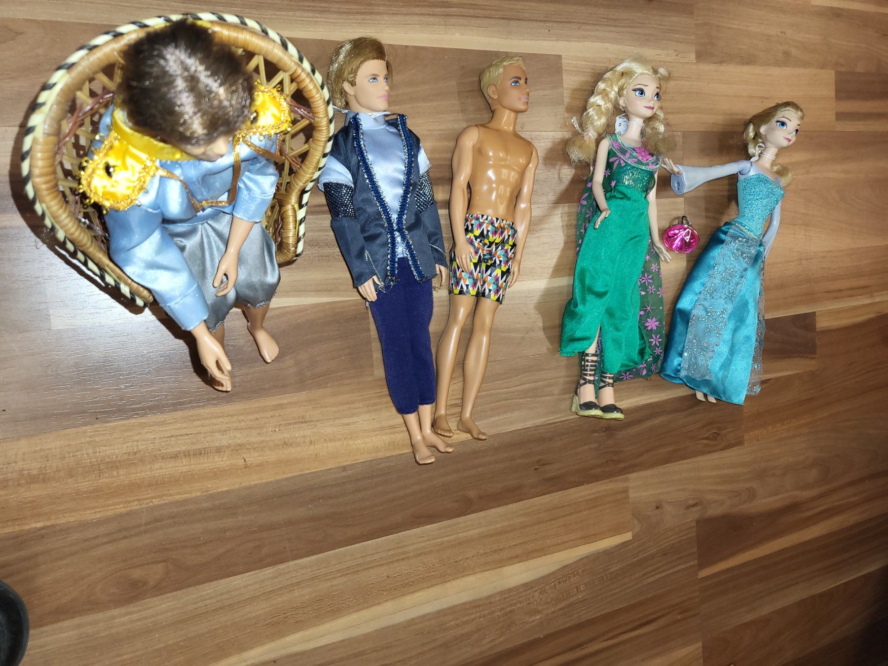 Puppen: 2 Barbiemänner oder 2 Eiskönigin oder Prinz mit Korbstuhl K6 – Gebraucht aus Schwarzenburg von flamingo1970