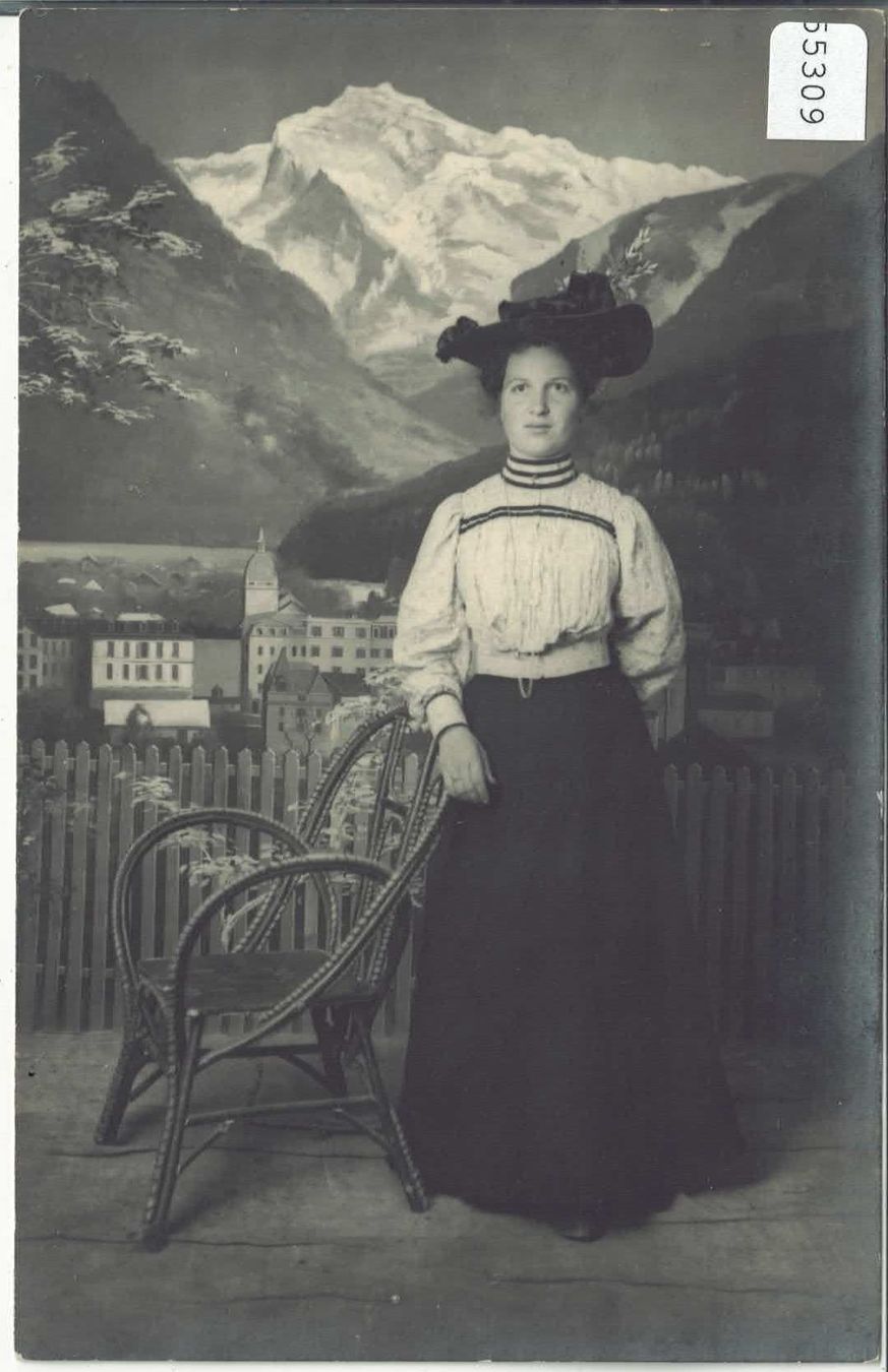 Cartoline postali: Interlaken - Junge Dame Femme – Usato da Ettingen venduto da Kartenplanet