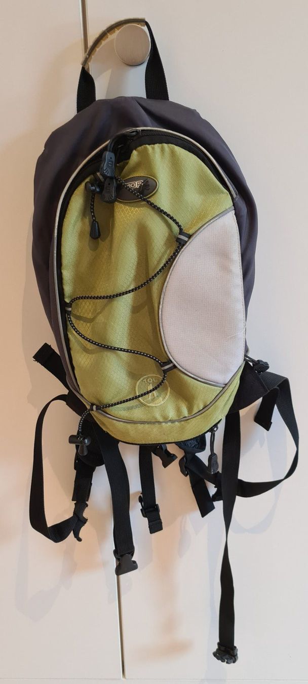 Zaini: Rucksack mit integriertem Regenschutz – Usato da Islikon venduto da EFH651