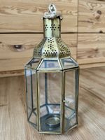 Laterne aus Metall und Glas im orientalischen Stil