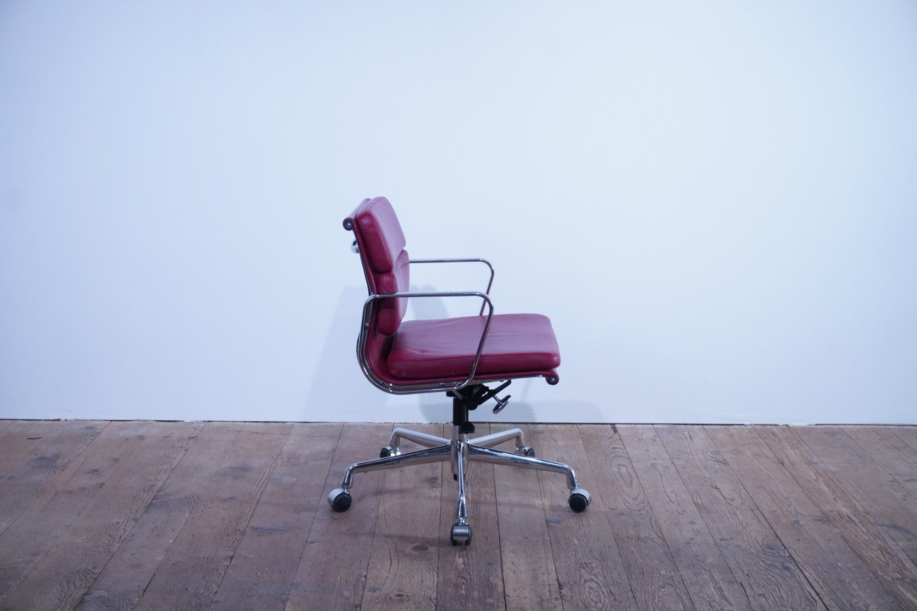 Vitra Sedie: Vitra Eames Soft Pad Chair EA217 Leder rot – Usato da Bad Zurzach venduto da QLASSIQ 1
