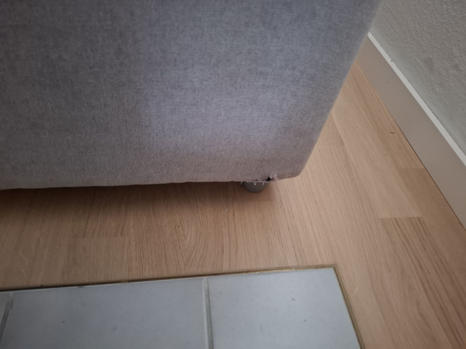 Divani: Ecksofa grau/dunkel grau mit Ottomane guter Zustand – Usato da Oberhelfenschwil venduto da Buffy1980 2