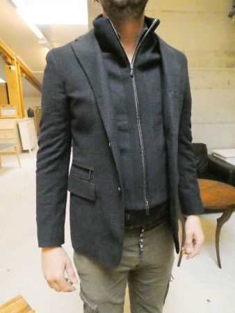 Magnifique blazer gris foncé.