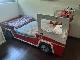 Lit d'enfant en forme truck des pompiers