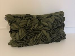 Dekokissen mit Blatt Dekor - olivgrün - 30x50cm
