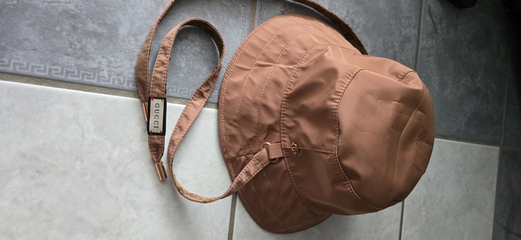 Gucci Copricapi, berretti & cappellini: Gucci bucket hat reversible – Usato da Oberglatt ZH venduto da ros_w89m