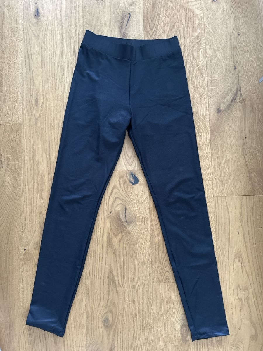 Leggings: schwarze glänzende Leggins Gr. S – Usato da Diepoldsau venduto da Sonne14