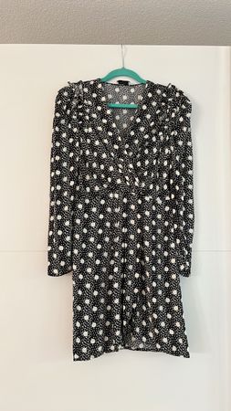 Sandro Kleid, V-Ausschnitt, Gr. 36, schwarz/weiss - Top!