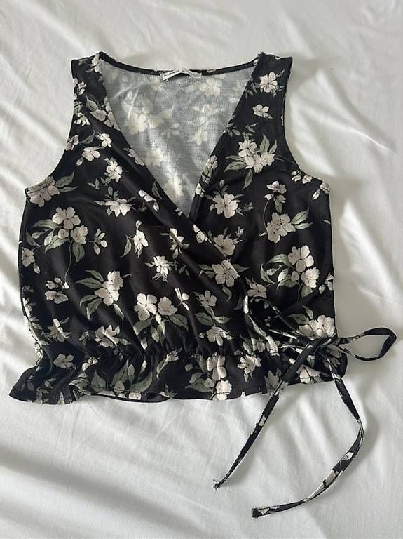 Tops: Schwarzes geblümtes Top von Pull&Bear – Gebraucht aus Balsthal von nlo_wg7q