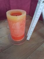Orange Stumpenkerze, gross, mit Glas Kerzenständer