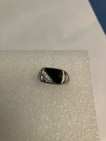 Sehr schöner Ring mit Strasssteinen und schwarzem Stein