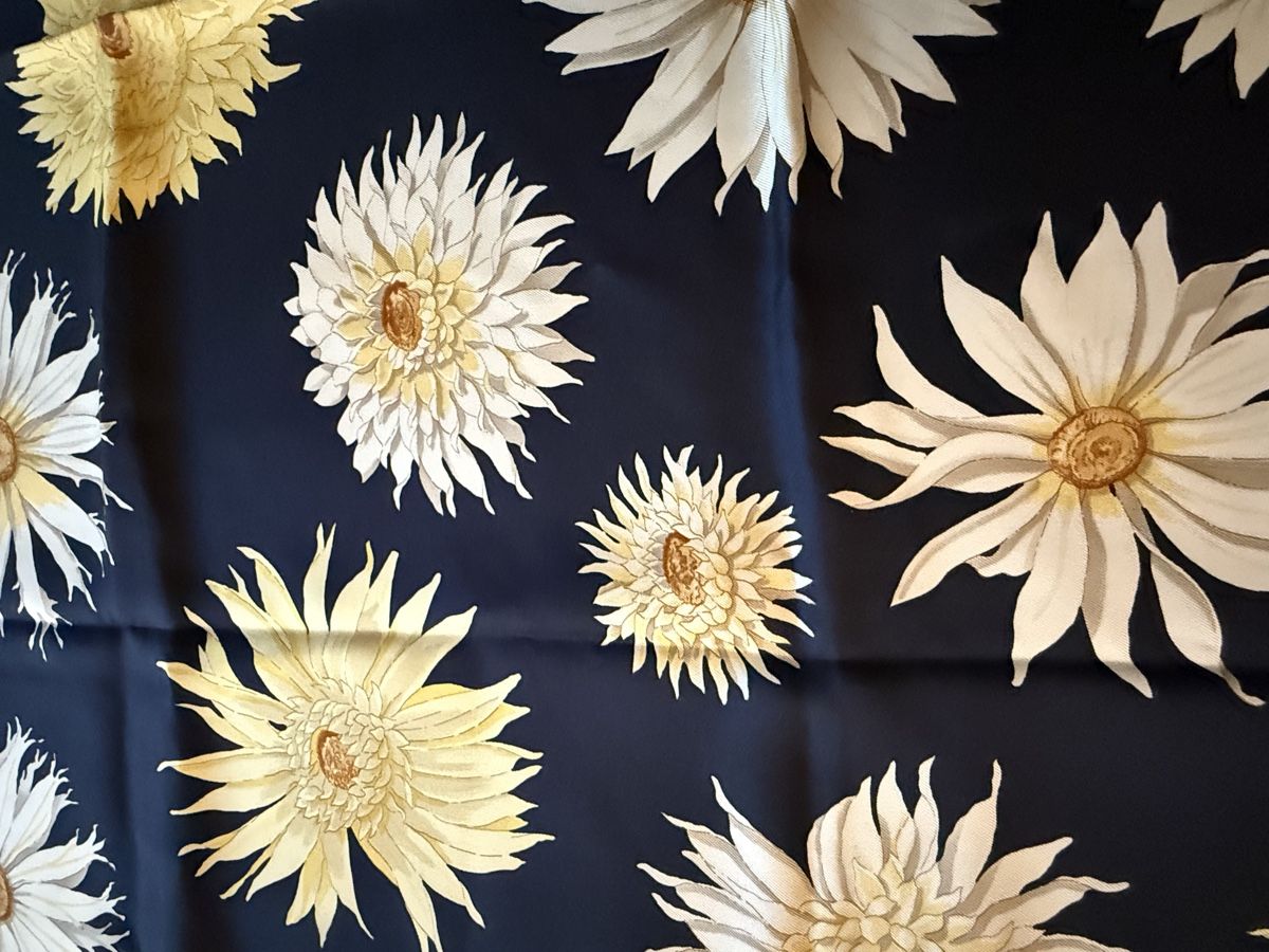 Salvatore Ferragamo Foulards, Tücher & Schals: Salvatore Ferragamo Seidentuch Blumenmuster, – Gebraucht aus Aarburg von Schatzaffe 2