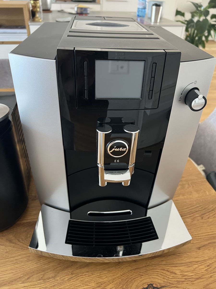 Jura Macchine per caffè & Macchine per espresso: Jura Kaffeemaschine E6 mit Milchkühler Cool Control  – Usato da Rothrist venduto da Romi4321 2