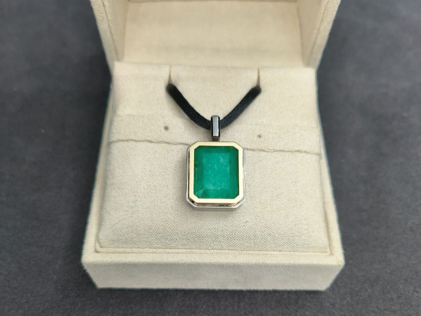 Ciondoli: Pendentif solitaire émeraude – Nuovo e nell'imballaggio originale da La Chaux-de-Fonds venduto da curtitswisswatches 1