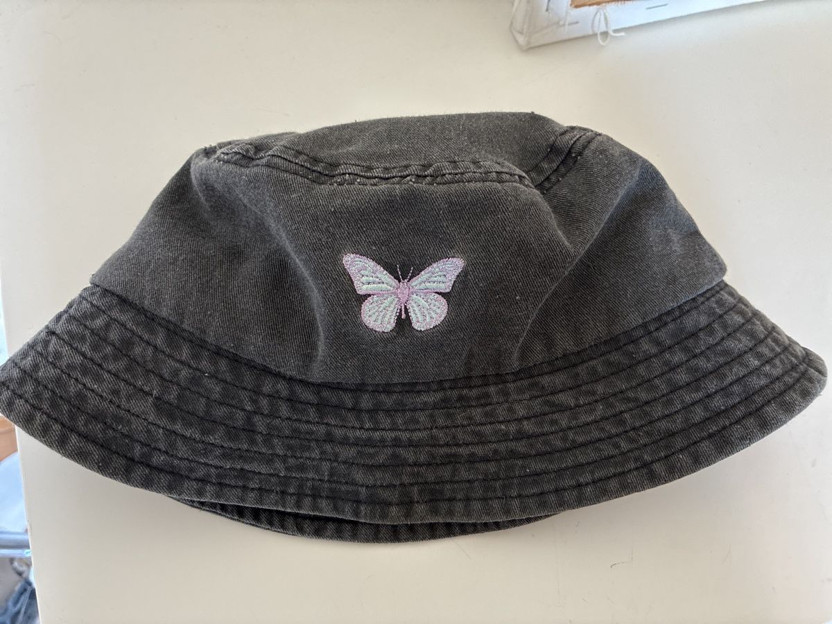 Copricapi, berretti & cappellini: Bucket Hat / modischer Hut mit Schmetterling, M – Usato da Zürich venduto da Annie_Broad 2