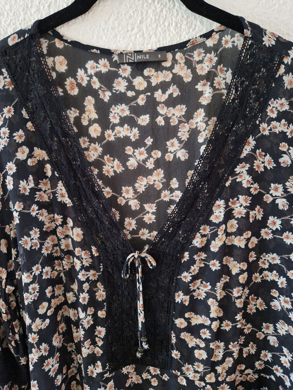 Camicette: Nile Bluse Schwarz mit Blumenmuster, Grösse S, Viscose – Usato da Kloten venduto da somsing 1