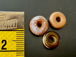 3 versch. Donuts (hell/ dunkel/Puderzucker) f/Puppenstuben.