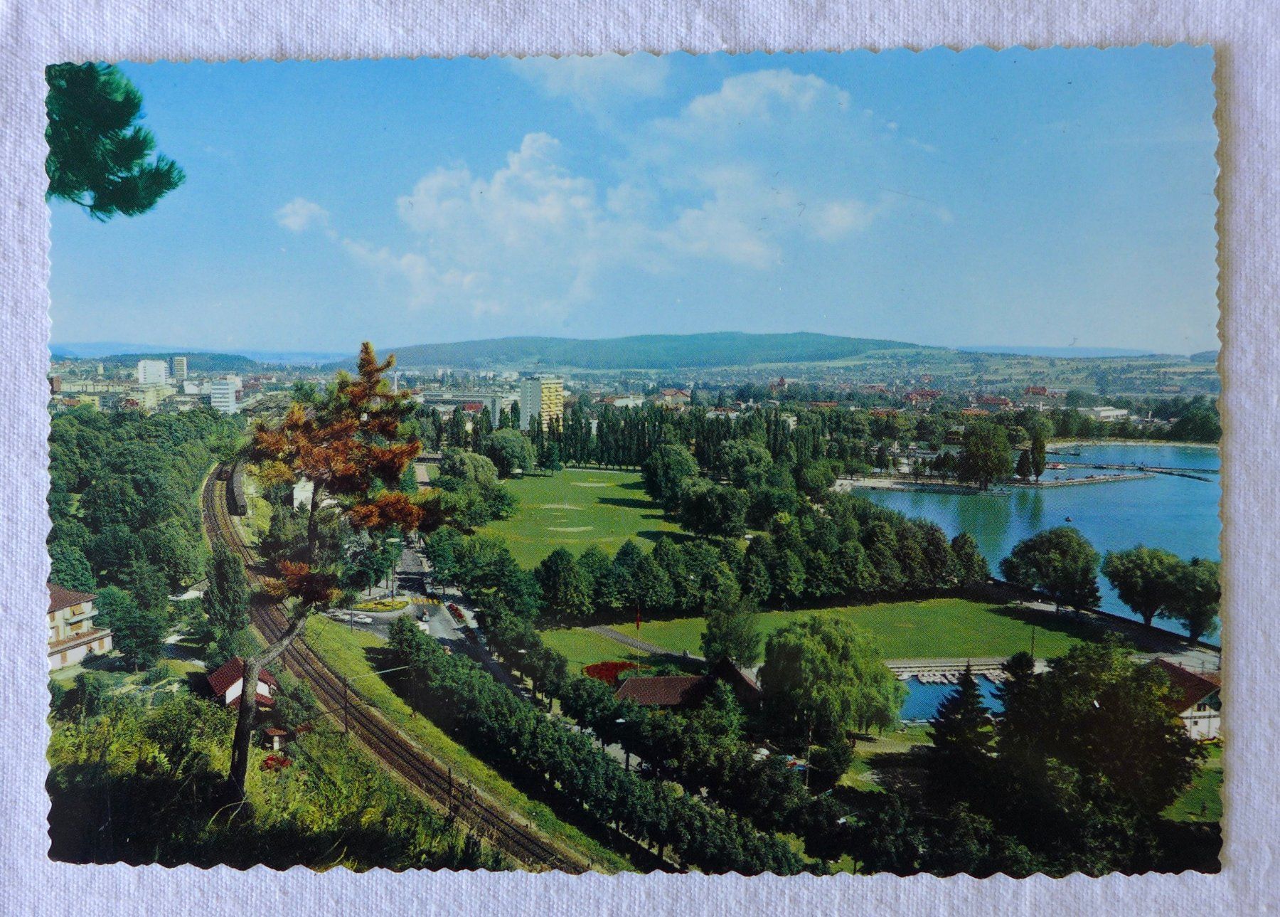 Cartoline postali: AK BIEL BE, allgemeine Ansicht mit See, Bahn – Usato da Wallisellen venduto da aloa09