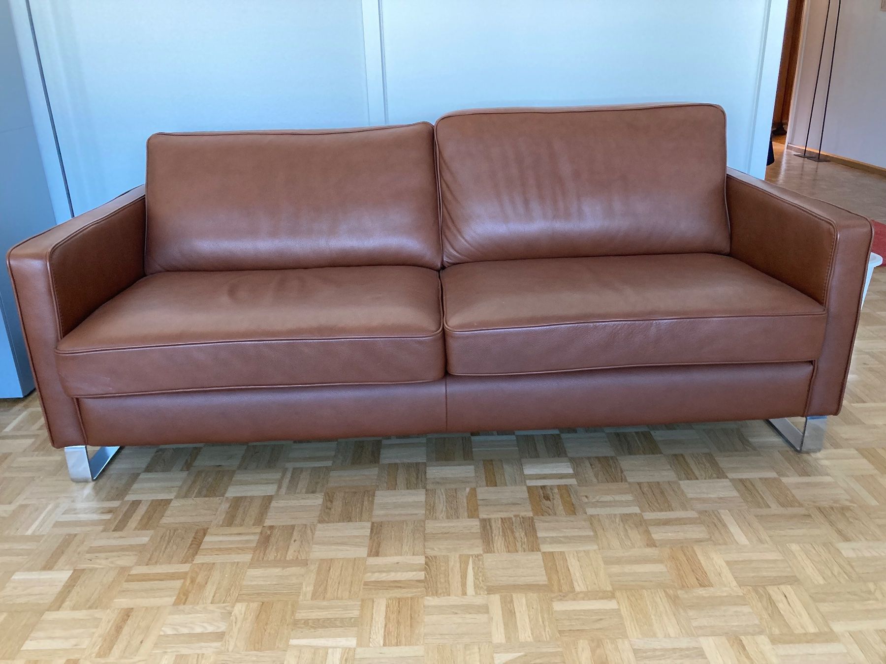 Micasa Sofas: bequemes 4-er Sofa in Leder (Farbe Cognac) – Gebraucht aus Basel von pvo_xx67