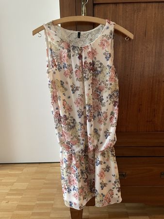 Sommerkleid/Top mit Blumen von Benetton