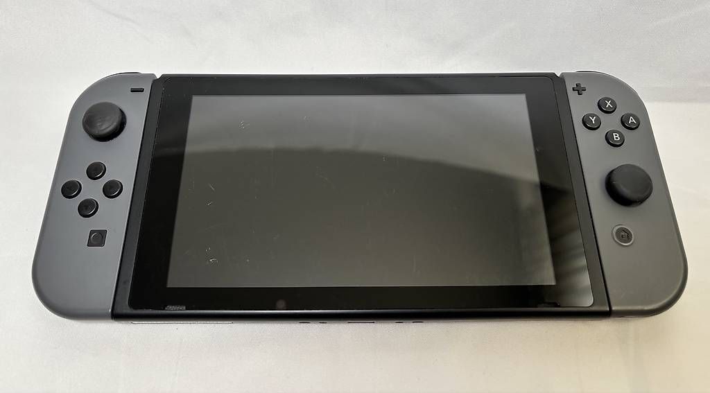 Nintendo Console: Nintendo Switch | Accessori + 2 giochi + 128GB SD – Usato da Gordola venduto da kar_gy5g 1