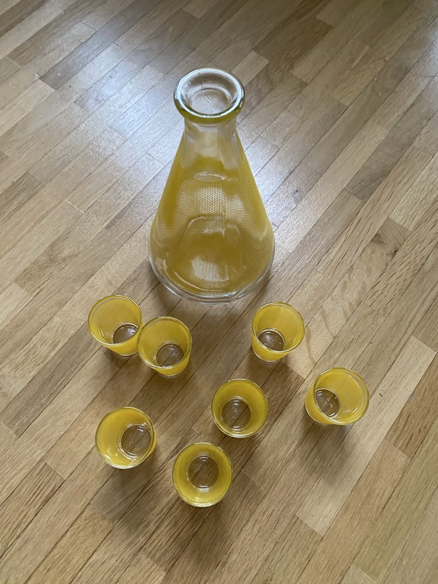 Karaffen: Karaffe & 7 Gläser, gelb gemustert, Vintage – Gebraucht aus Zürich von linlin02