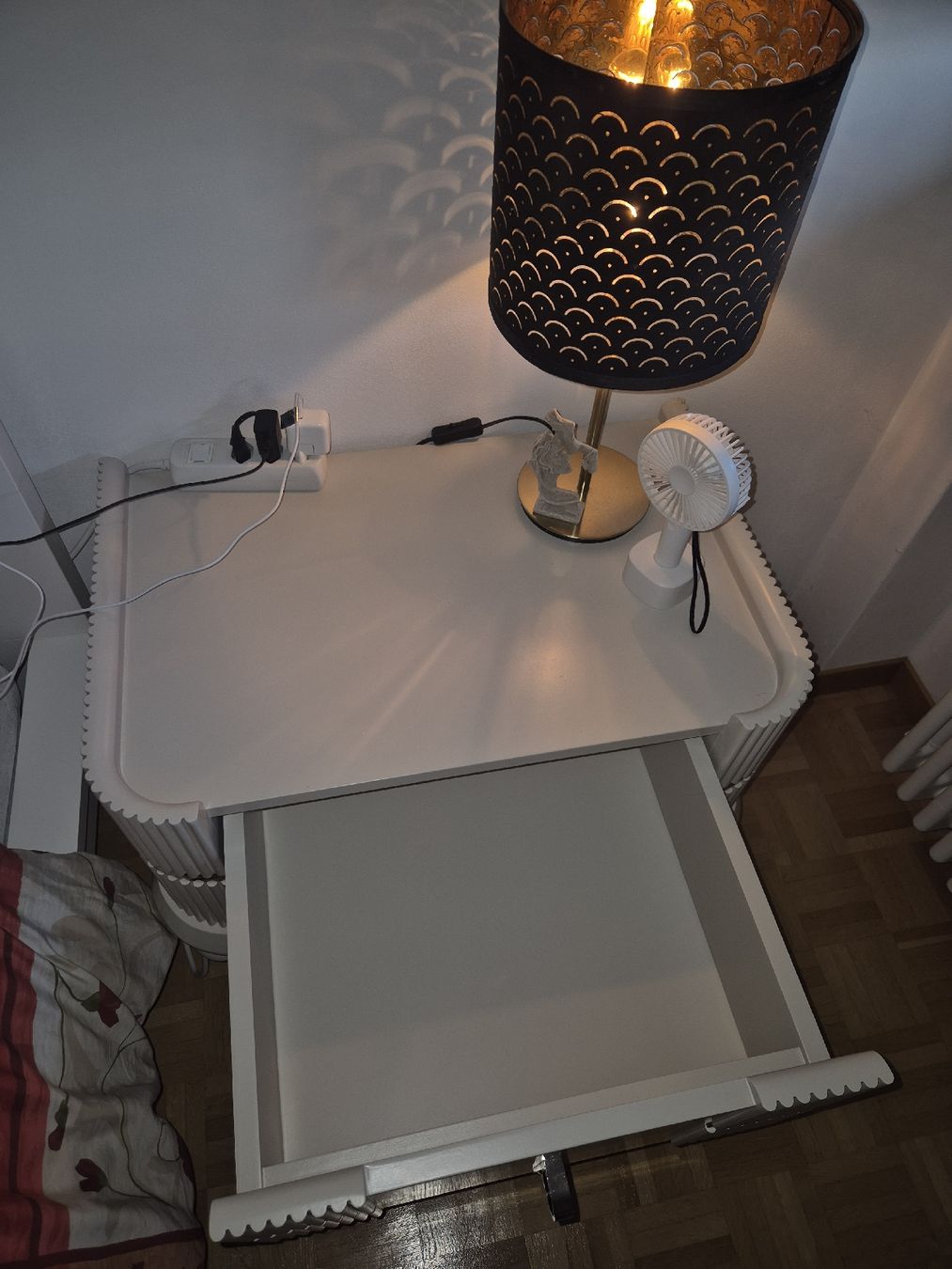 Tables de nuit: Nachttisch beige mit Schublade – D'occasion à Hombrechtikon par kso_8c5n 1
