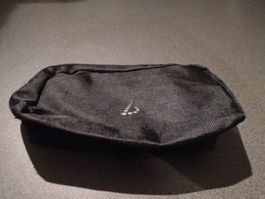 Nessesair / Tasche schwarz, viereckiges Muster