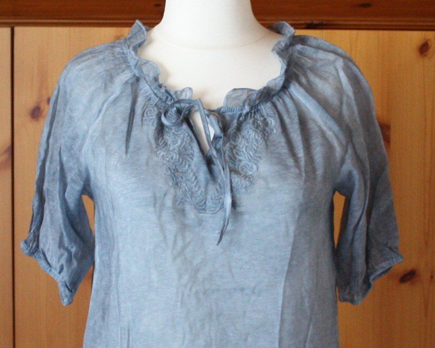 Camicette: Kurzarm Bluse hellblau Gr. M – Usato da Flüelen venduto da Diversicum-Textil 1