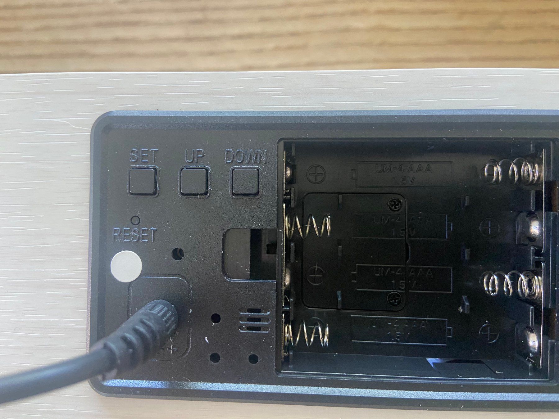Réveils: Wecker/Uhr mit integrierter Ladestation Qi Wireless – Neuf (Voir description) à Villeret par cids 4