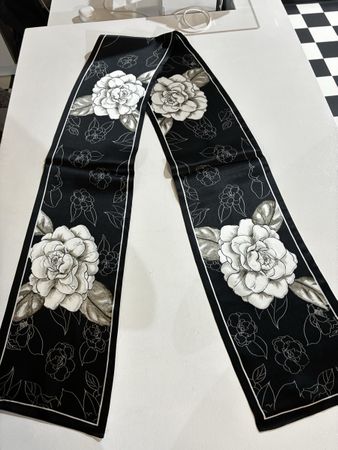 Hochwertiger Seidenschal – Unisex, künstlerische Prints
