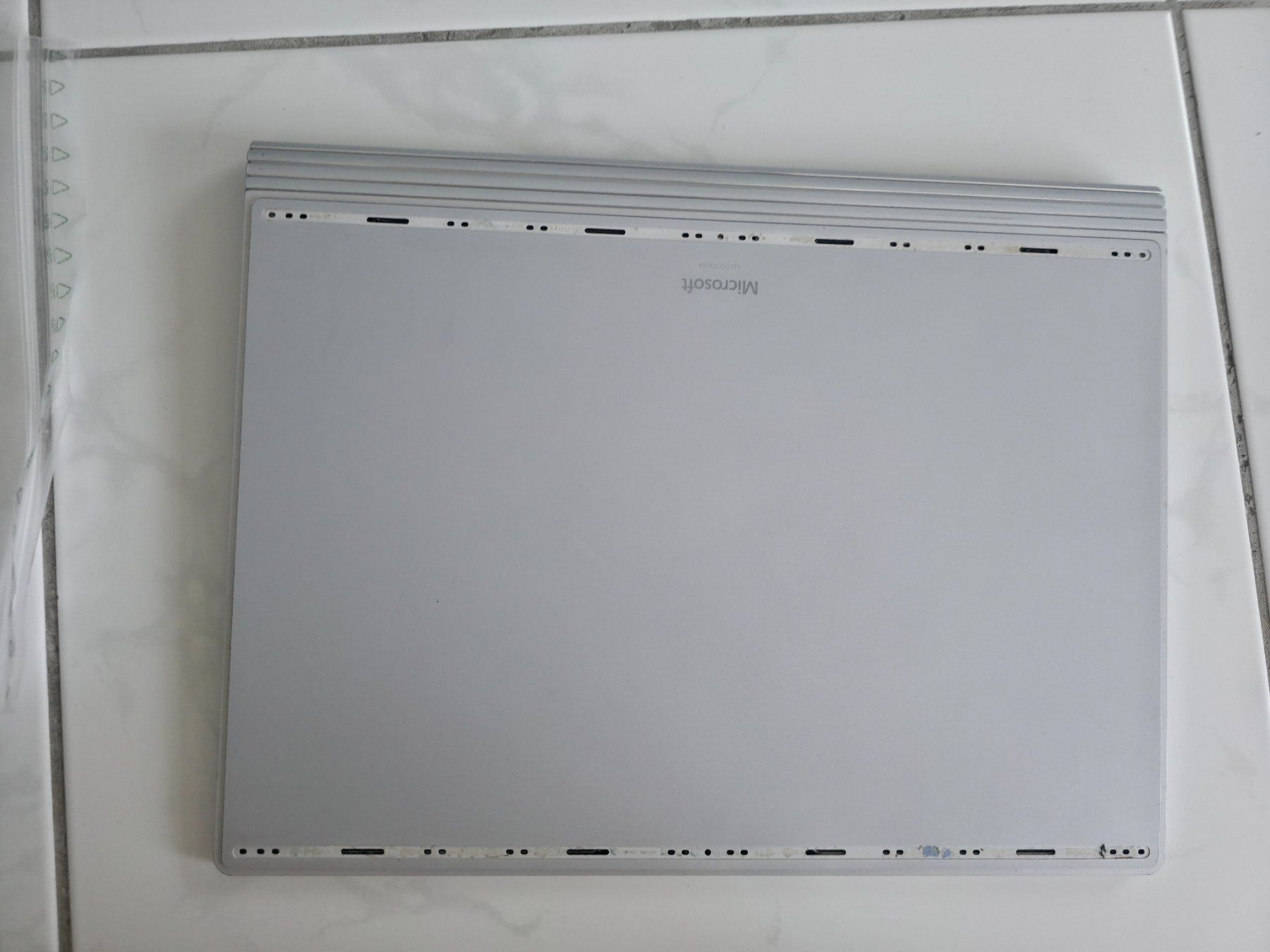Microsoft Notebooks: Defektes SurfaceBook 3 – Defekt aus Luzern von i-ahhdisney 1