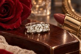 Antiker Trilogie - Diamantring, wohl Wien 1930, ca. 2,18 ct