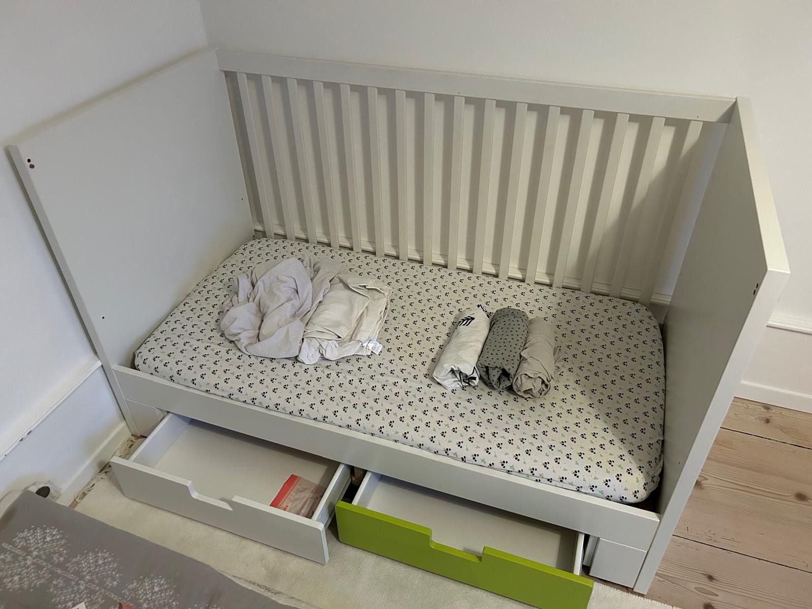 Ikea Letti: Lit bébé évolutif et table à langer – Usato da L'Abergement venduto da mme_6rmr