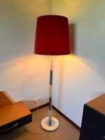Stehlampe mit rotem Schirm und Glaselementen gebraucht