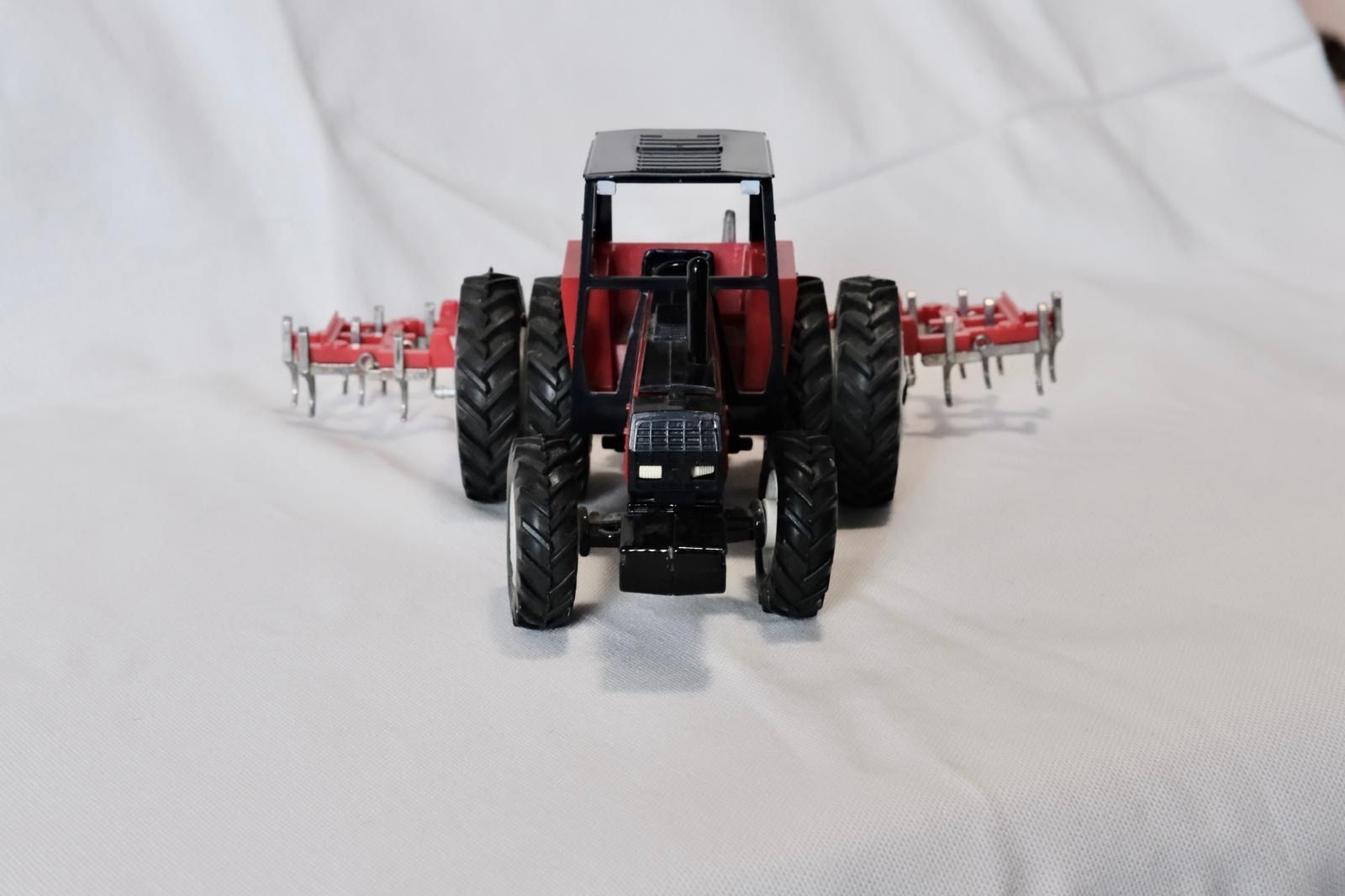 Britains Kit di modellismo & Modellini statici: Valmet 805 Traktor Britains mit Grubber vintage – Usato da Aesch BL venduto da aligator010 1
