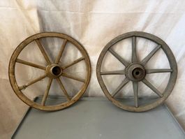 Wagenräder aus Holz klein für Dekoration