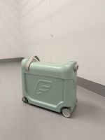 Kinderkoffer JetKids by Stokke mit Zubehoer hellgruen