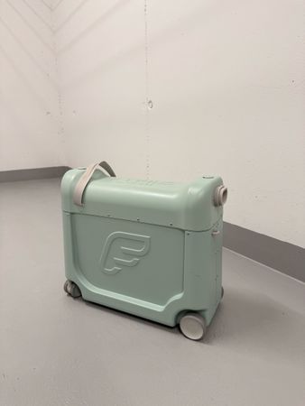 Kinderkoffer JetKids by Stokke mit Zubehoer hellgruen