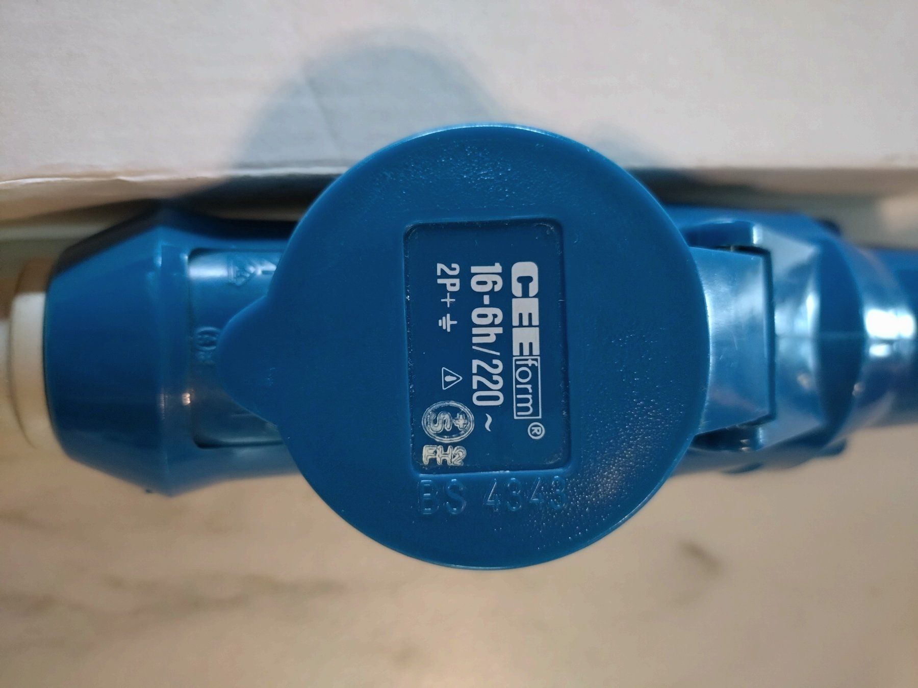 Spine: CEE Stecker/Kupplung blau 16A/220V IP44 – Usato da Steinhausen venduto da _Bergler_ 1