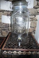 Grosse Glasflasche mit Hahnen und Verschluss für Sommertage