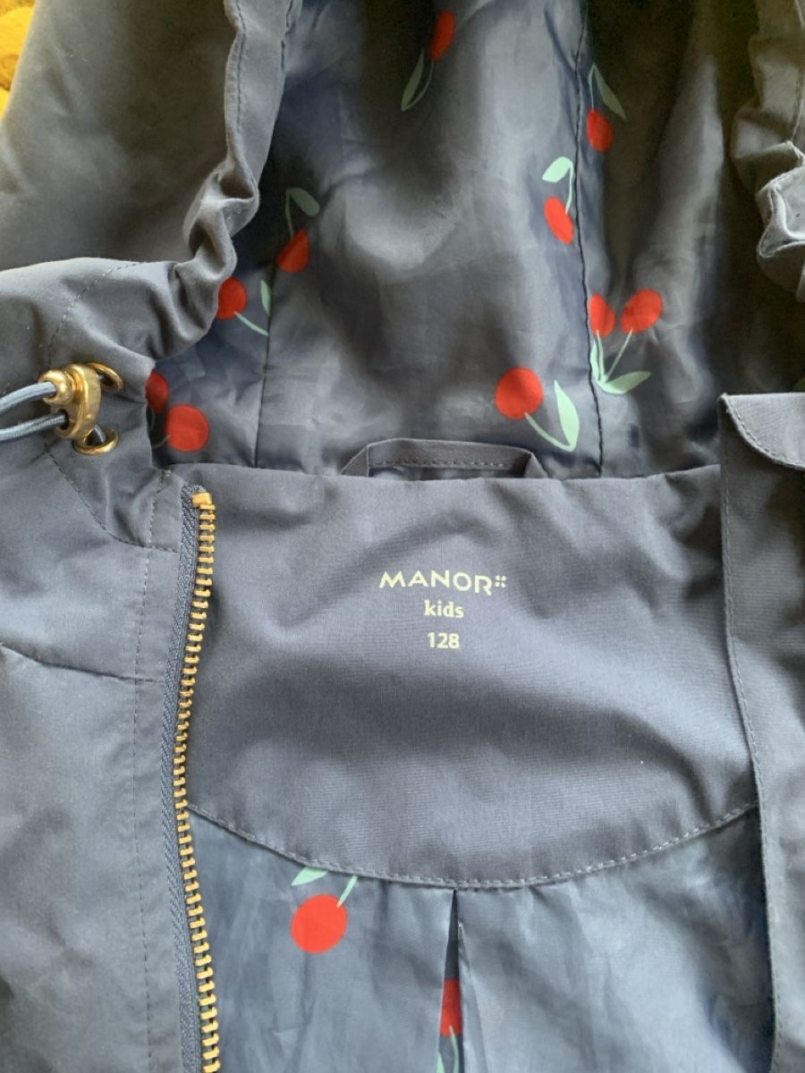 Manor Jacken & Mäntel: Veste imperméable Manor bleu doublée cerises taille 128 – Gebraucht aus Villars-sur-Glâne von Magdaka 1