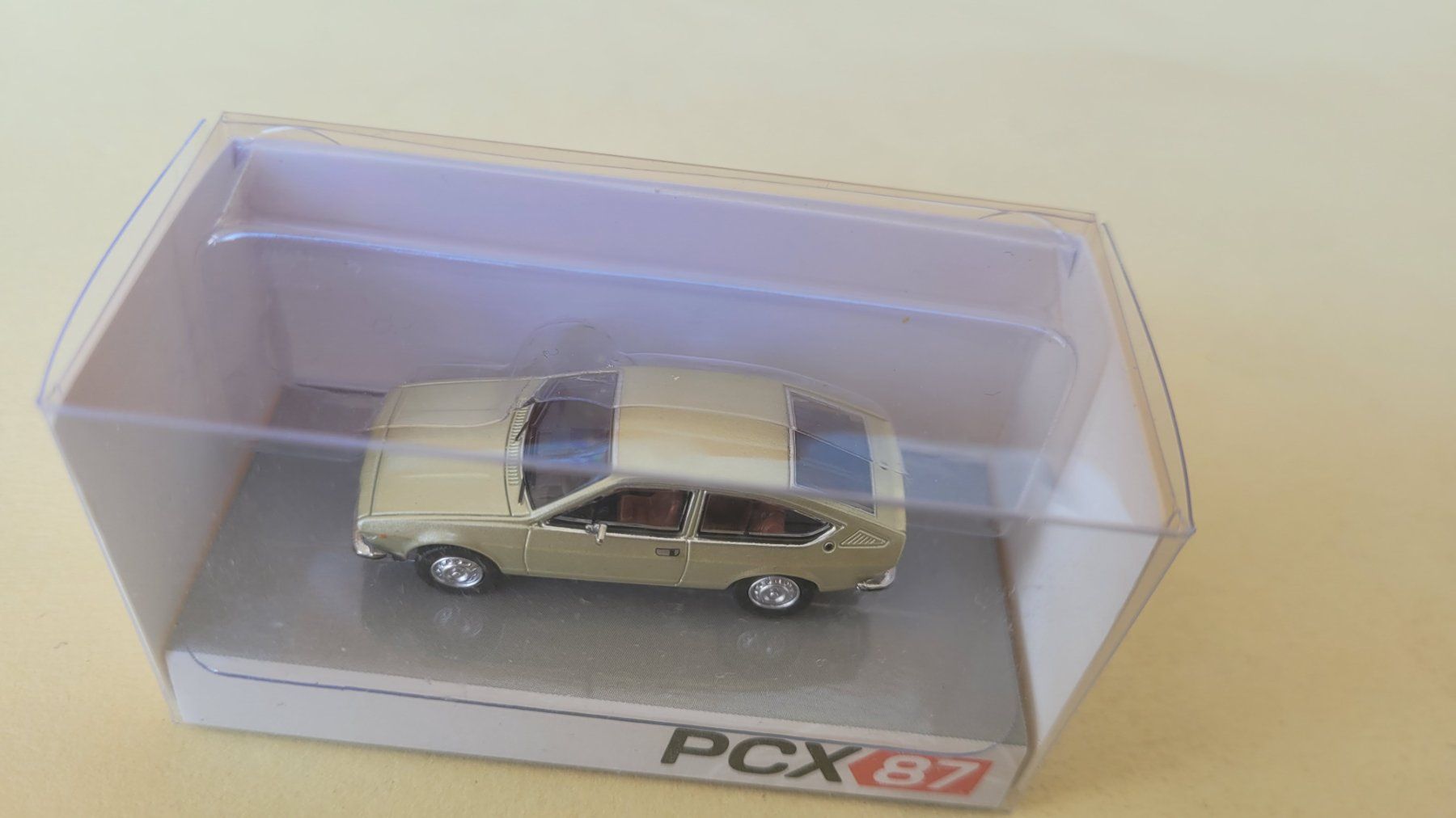 Alfa Romeo Modellini d'auto: Alfa Romeo Alfetta GT 1:87 PCX87 – Nuovo e nell'imballaggio originale da Domdidier venduto da Bimbo57 1