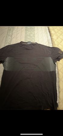 T-shirt homme L à bandes grises sur le torse, parfait pour l