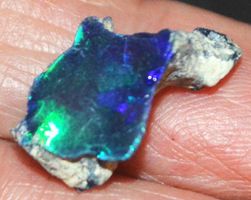 Edelstein L-7942– Schwarzer Welo Opal roh 5,60 Karat 21x10mm