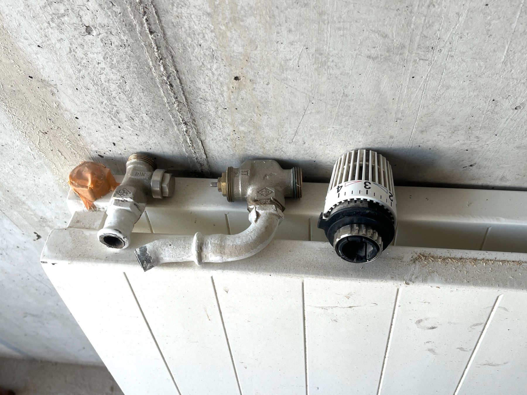 Radiateurs: Heizkörper weiss mit Thermostatventil und Anschlüssen – D'occasion à Rümikon AG par kat_758h 1