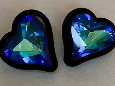 Ohrringe & -stecker: New Black Flocking Heart-shaped Blue Crystal Stud Earrings – Neu und originalverpackt aus Gächlingen von CHARLEZGIFTS