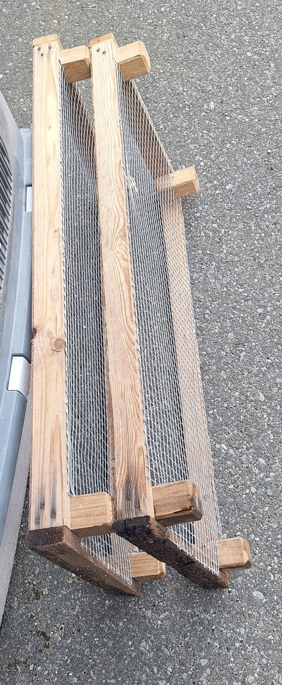 Cornici: Zwei Holzrahmen mit Drahtgitter – Usato da Weinfelden venduto da JoeBaer 4