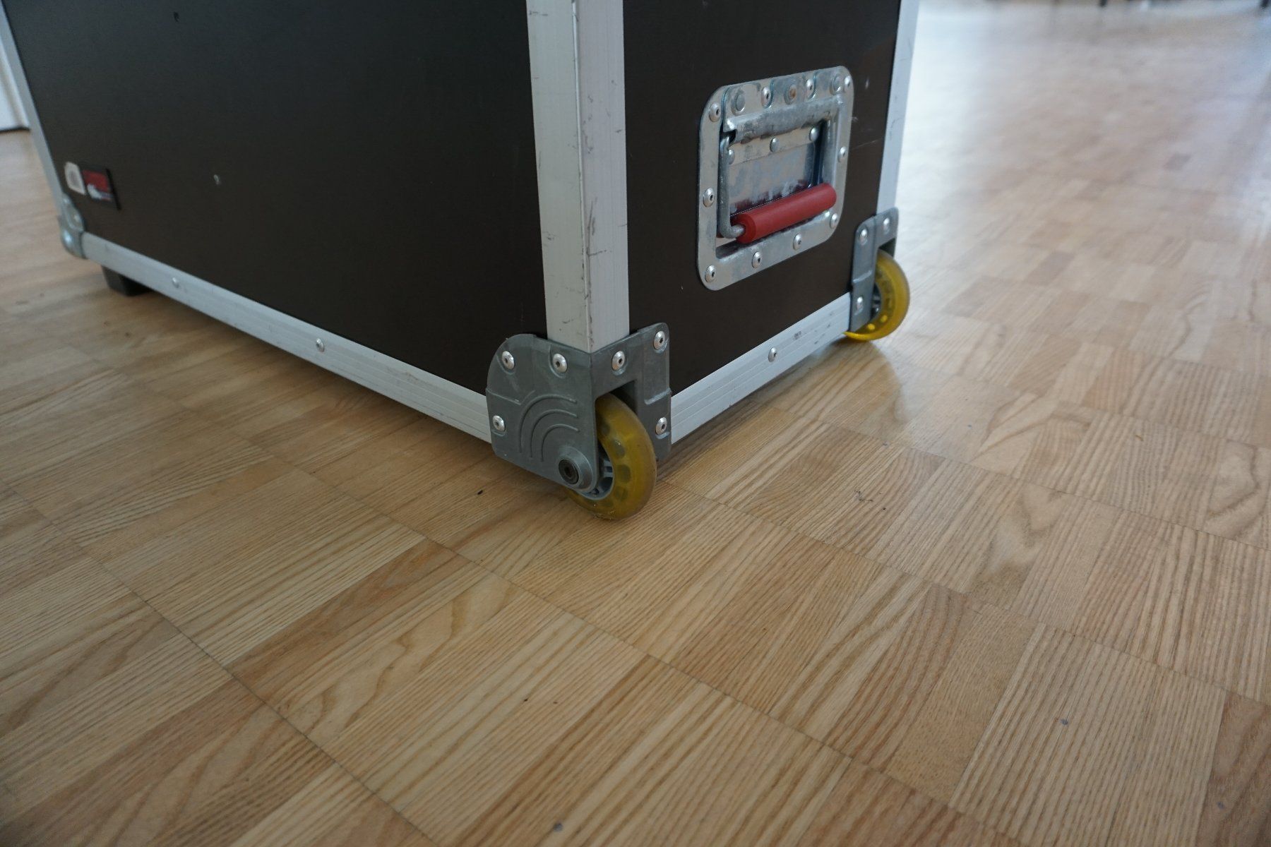 Showtec Lampade: 2x ShowTec indigo 4500 mit Transportkiste – Usato da Gächlingen venduto da Samuel-Hafen 7