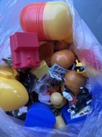 Überraschungs-Konvolut Spielzeug Ü-Eier Figuren mit Kapseln